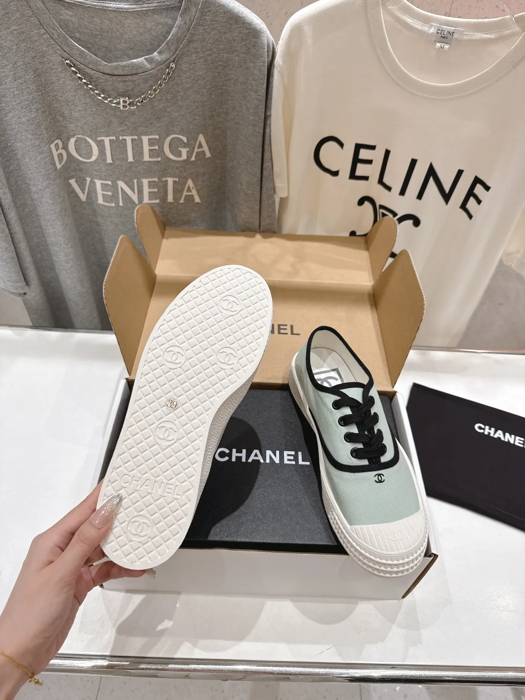 👟👟Ex-factory price 400👟👟 -Chanel* Xiaoxiang 2025ss latest casual shoes, currently super popular biscuit shoes. Internet celebrity Xiaohongshu is crazy about hot recommendations. The silly and cute style has a retro flavor! Special shape, very recognizable, slim and long legs, absolutely powerful, very comfortable to wear, good-looking, comfortable, and heightening. I must recommend it to everyone, the main feature of this year's series, minimalist style ✔Fabric: original customized canvas ✔Foot: water-dyed cowhide, comfortable foot feel ✔Outsole: molded high-elastic rubber platform outsole ✔Number: 35-39 (customized in 40)